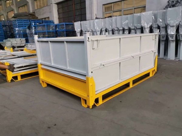 折疊可叉車鋼制料箱在工廠倉庫堆垛的情況